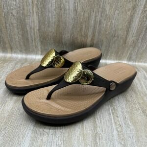 CROCS‎ Sanrah Hammered Circle Rings Wedge Flip Espresso Gold Sandals Womens Sz8